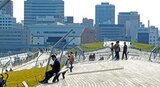 横浜・大さん橋、屋上の芝生公園は癒しの絶景スポット！映画やドラマのロケ地にも