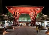 おもてなし感溢れる金沢駅と鼓門！世界で最も美しい駅14選に選ばれた日本唯一の駅