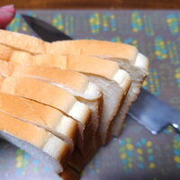 いつもの食パンがサンドイッチ用に！6枚切りを12枚切りに綺麗にカットする裏ワザ