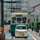 車の背後に路面電車ピタッ…！マクドナルドCMロケ地・長崎の線路上通行の道路インパクトが凄い