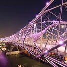 シンガポールの観光名所そばにある未来的デザインが魅力「ヘリックスブリッジ」は、夜景も綺麗な歩道橋