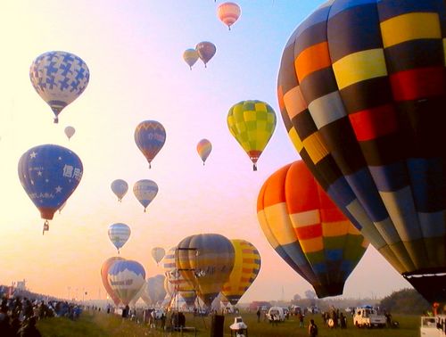 朝焼けにのぼる気球が美しい！佐賀バルーンフェスタを見に行こう
