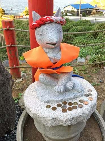 元乃隅稲成神社、日本一入れにくい賽銭箱
