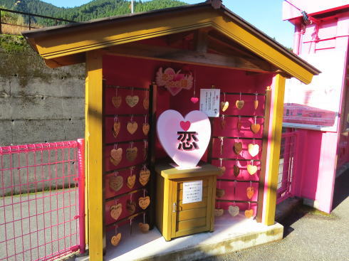 鳥取 ピンク色の恋山形駅 ハートの絵馬を飾れる