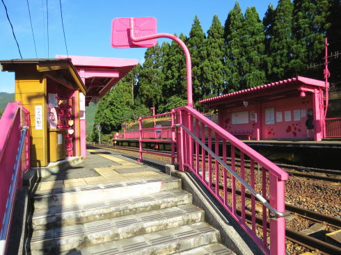 鳥取 ピンク色の恋山形駅 入ったところ