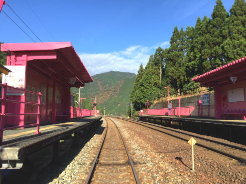 鳥取 ピンク色の恋山形駅 全景