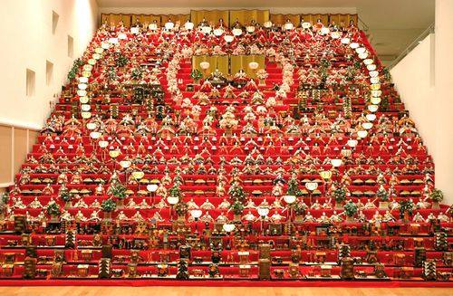 これはスゴイ！30段の豪華絢爛な雛飾りほか、計6000体のひな人形