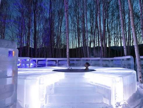 氷に囲まれた露天風呂「アイスインフィニティ」