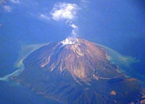 白い煙を吐く、鹿児島・硫黄島の火山「硫黄岳」