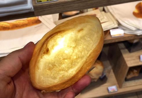 本物のパンで作った照明「パンプシェード」 ライトで光るパンが斬新