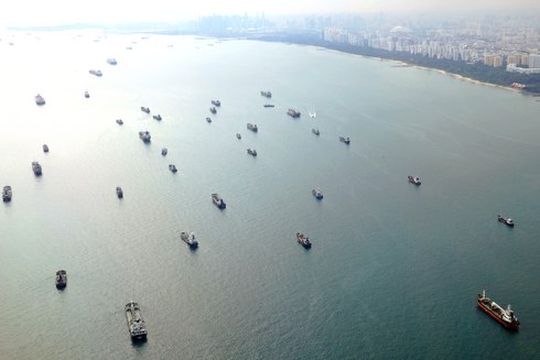 シンガポールの港のそばには大型船やタンカーが沢山停泊している