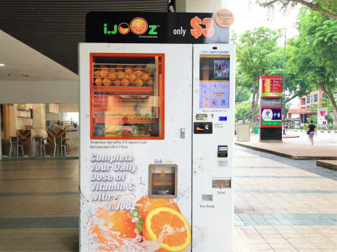 シンガポール 生搾りオレンジジュース自販機