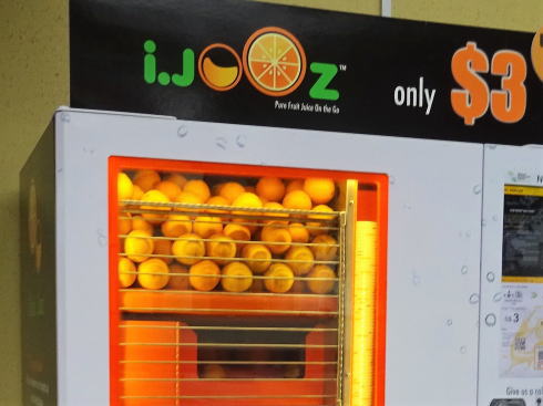 シンガポール 生搾りオレンジジュース自販機3