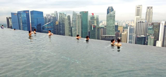 シンガポールを制覇した気分になれる、マリーナベイサンズ・天空プールからの絶景