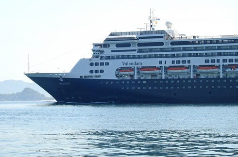 クルーズ客船・フォーレンダムが瀬戸内海を航海