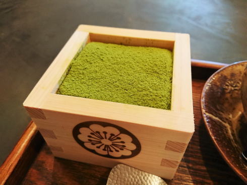 抹茶ティラミスにロールケーキ、福岡・抹茶カフェ HACHIはモダンな和カフェ