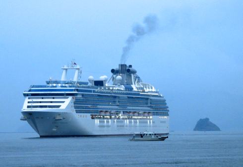 コーラルプリンセス、アラスカ・パナマ運河を渡る9万トンの豪華客船
