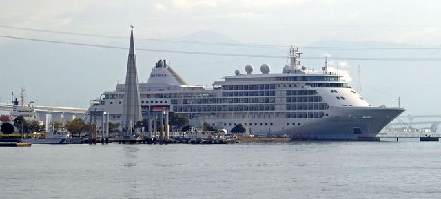 広島港・宇品の1万トンバースに停泊する、シルバーシャドー