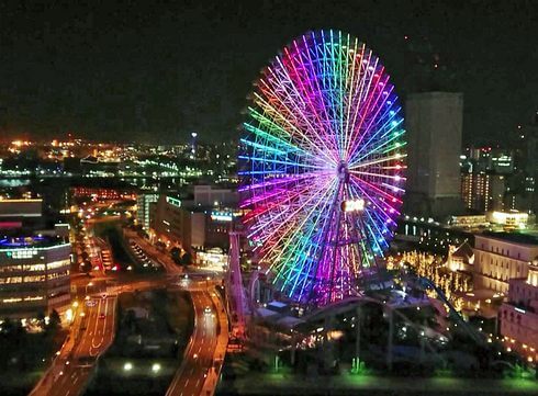 夜のイルミネーションが綺麗な、横浜の観覧車「コスモクロック21」
