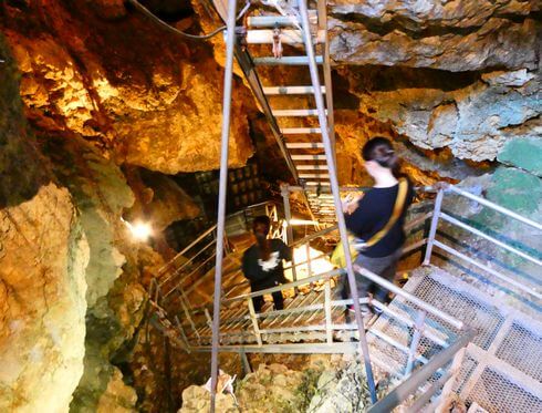 ひんやり地下30m！沖縄の「金武鍾乳洞の古酒蔵・龍の蔵」で、熟成される泡盛を見学してきた