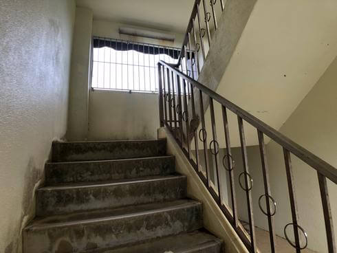 ヤンバルクイナ展望台の階段用の建物で上へ