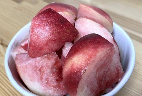 桃をよく洗って産毛を落とし、皮ごと食べる！
