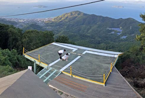 周防大島・嵩山展望台から見た、パラグライダーのランチャー台
