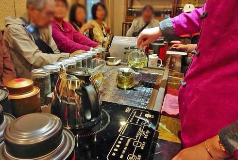 豫園商城で漢方茶の飲みくらべ
