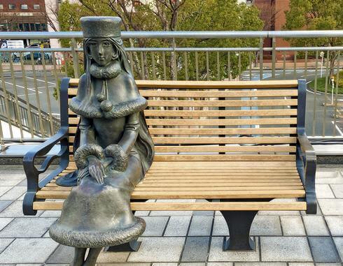 小倉駅のベンチに、銀河鉄道999 メーテルの銅像