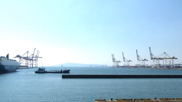 博多港 コンテナターミナルのガントリークレーン 画像4