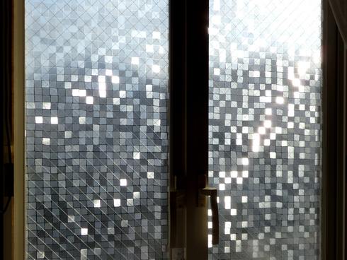 窓の結露対策と視線対策・目隠し「窓用フィルム」太陽が差し込むとキラキラ綺麗！
