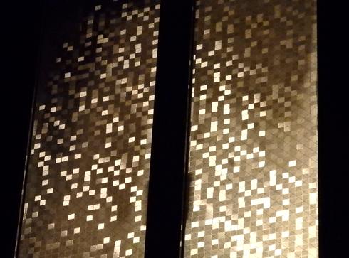 窓の結露対策と視線対策・目隠しに「窓用フィルム」夜の見た目もいい感じに