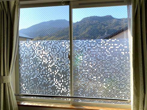窓の結露対策と視線対策・目隠しに「窓用フィルム」一部だけ目隠しにしてもOK
