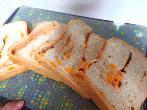 高級食パン嵜本 福岡限定「明太子とチーズの食パン」カット面