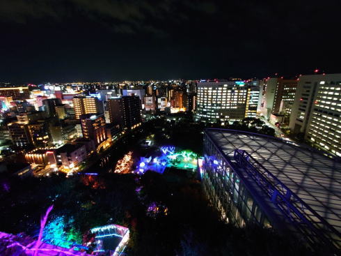アクロス福岡 福岡イルミナージュ 開催の屋上展望台から見る夜景