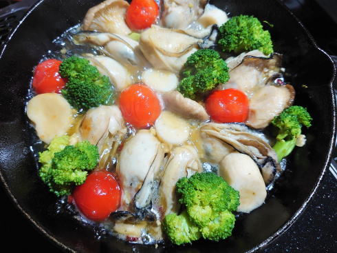 牡蠣のアヒージョ 簡単レシピ、野菜やトマトで彩りよく！
