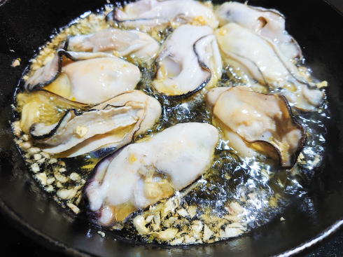 牡蠣のアヒージョ 簡単レシピ、牡蠣を投入