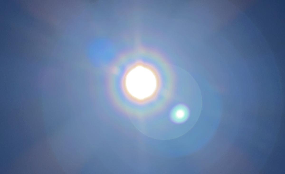 飛散量が多いと見える「花粉光環」太陽の周りに虹色リング