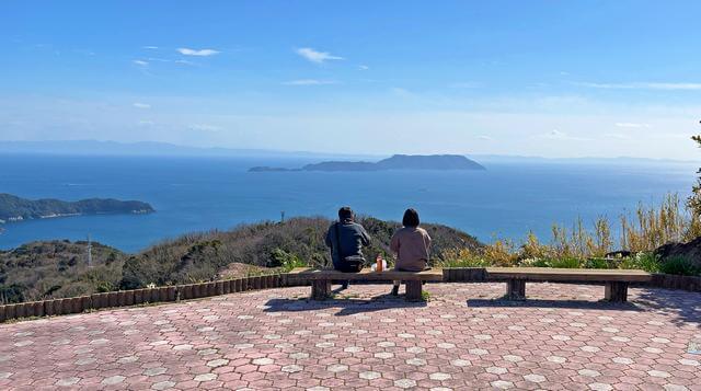 上盛山展望台、長島（山口県・上関）絶景を眺める夫婦
