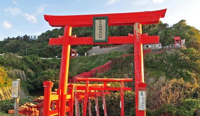元乃隅稲成神社、山口県に123もの鳥居が連なる断崖の絶景スポット