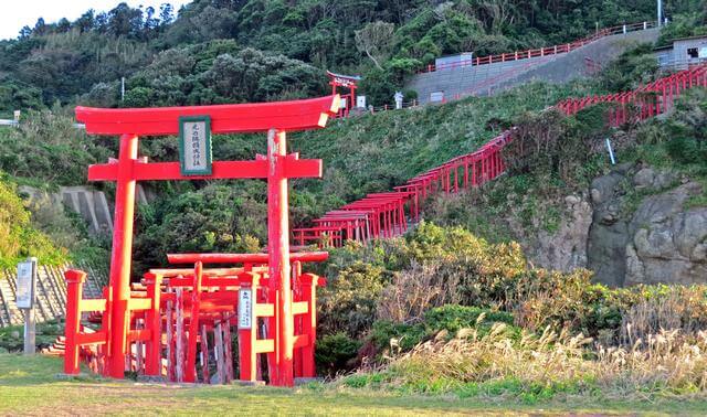 龍宮から見た、山口県・元乃隅稲成神社への入口と沢山つらなる鳥居