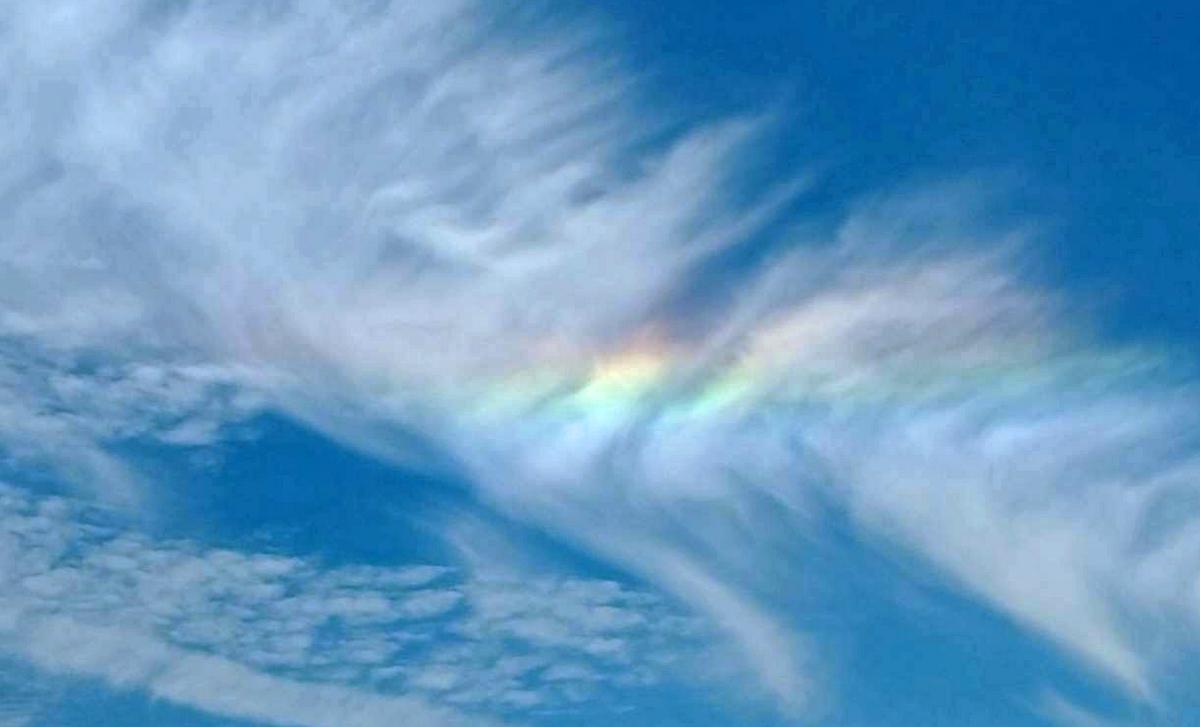 雲が虹色に染まる「彩雲」見つけたら幸運？！薄雲が七色にみえる不思議な現象