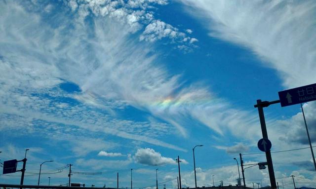 雲が虹色に染まる「彩雲」はなぜできる？見られる条件
