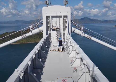 来島海峡大橋塔頂体験ツアー 塔頂の様子