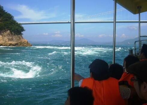 来島海峡大橋塔頂体験ツアー（しまなみ来島海峡遊覧船）の様子