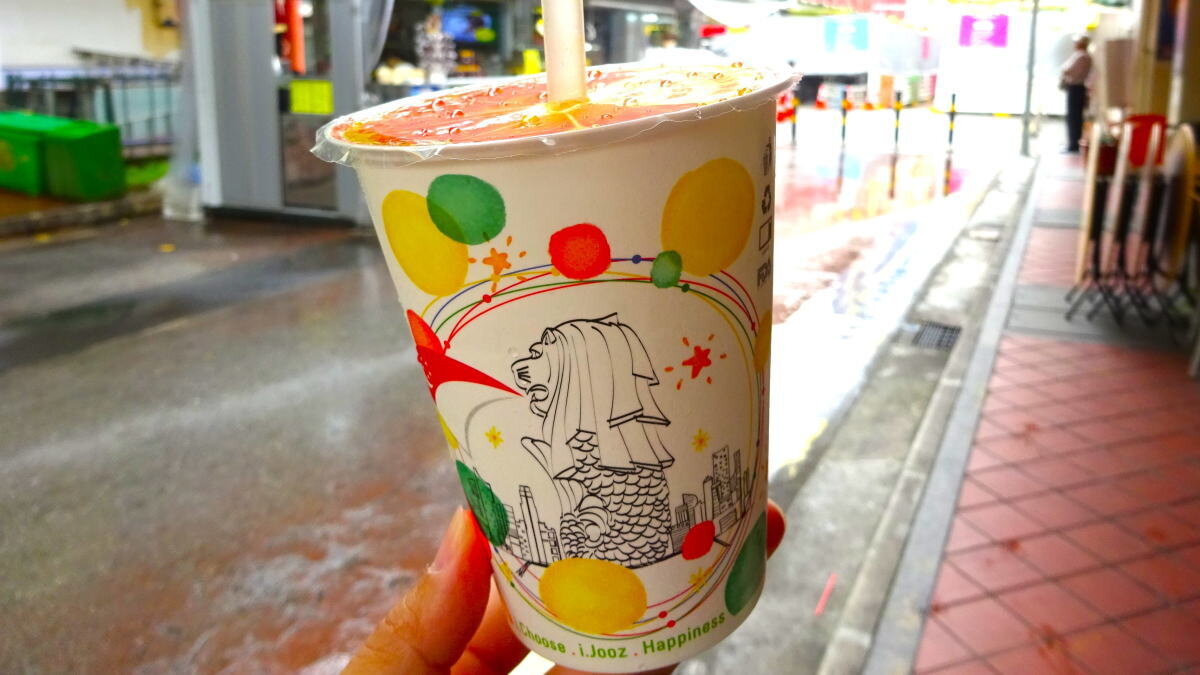搾りたてオレンジジュース自販機がシンガポールで人気、コレ日本にも欲しい！