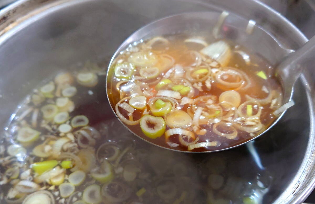 混ぜるだけ！簡単醤油ラーメン風スープ、自分で作れると感動！