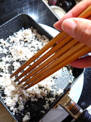 手作り鯛フレーク（ふりかけ）箸で身をほぐす