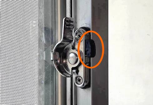 窓のカギ、ロックがバカになったので自分で交換