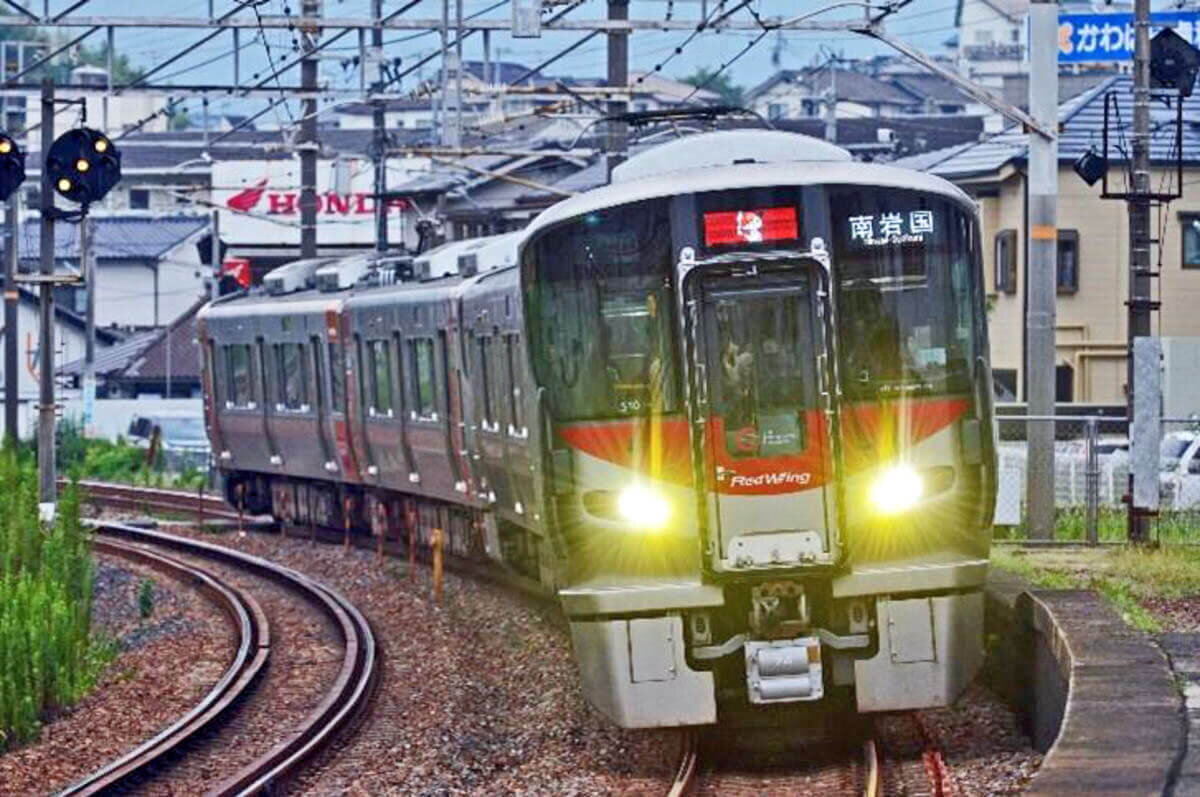 JR227系電車がデビュー10周年！記念ラッピング車両展示・運転台見学も